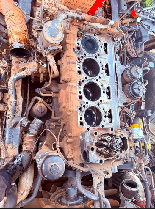 Montagem técnica de motor diesel pesado na bancada da JD Mecânica